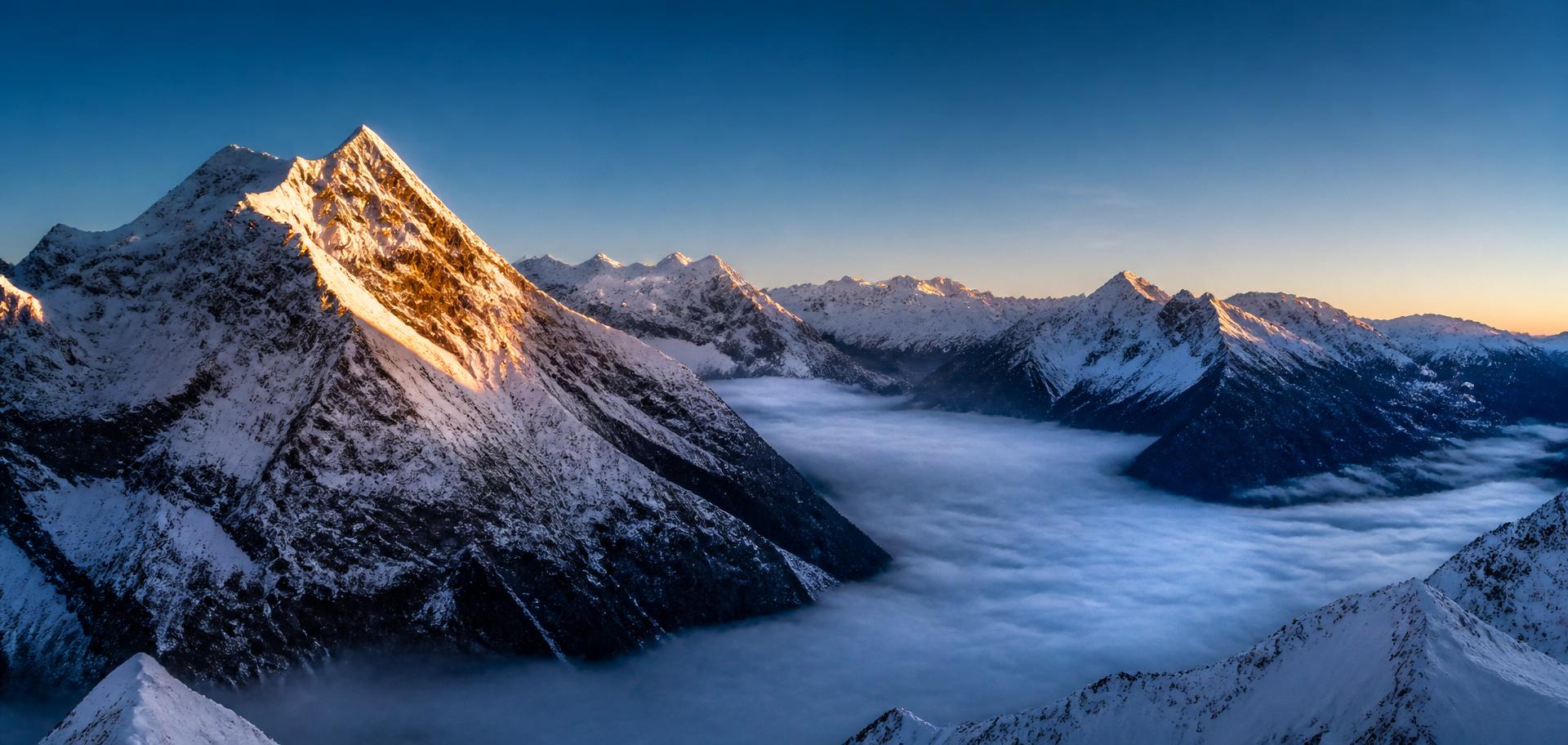 Schweizer Alpen bei Sonnenaufgang
